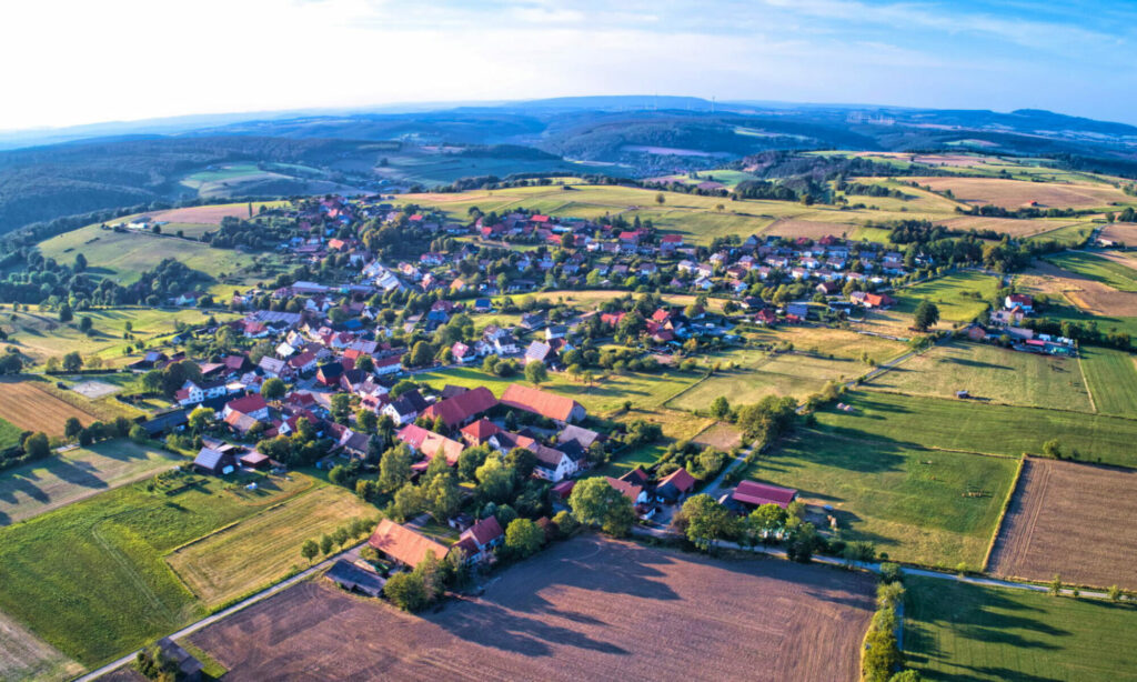 Luftbild über Bosseborn im Sommer. Blick von Nord nach Süd über das Dorf